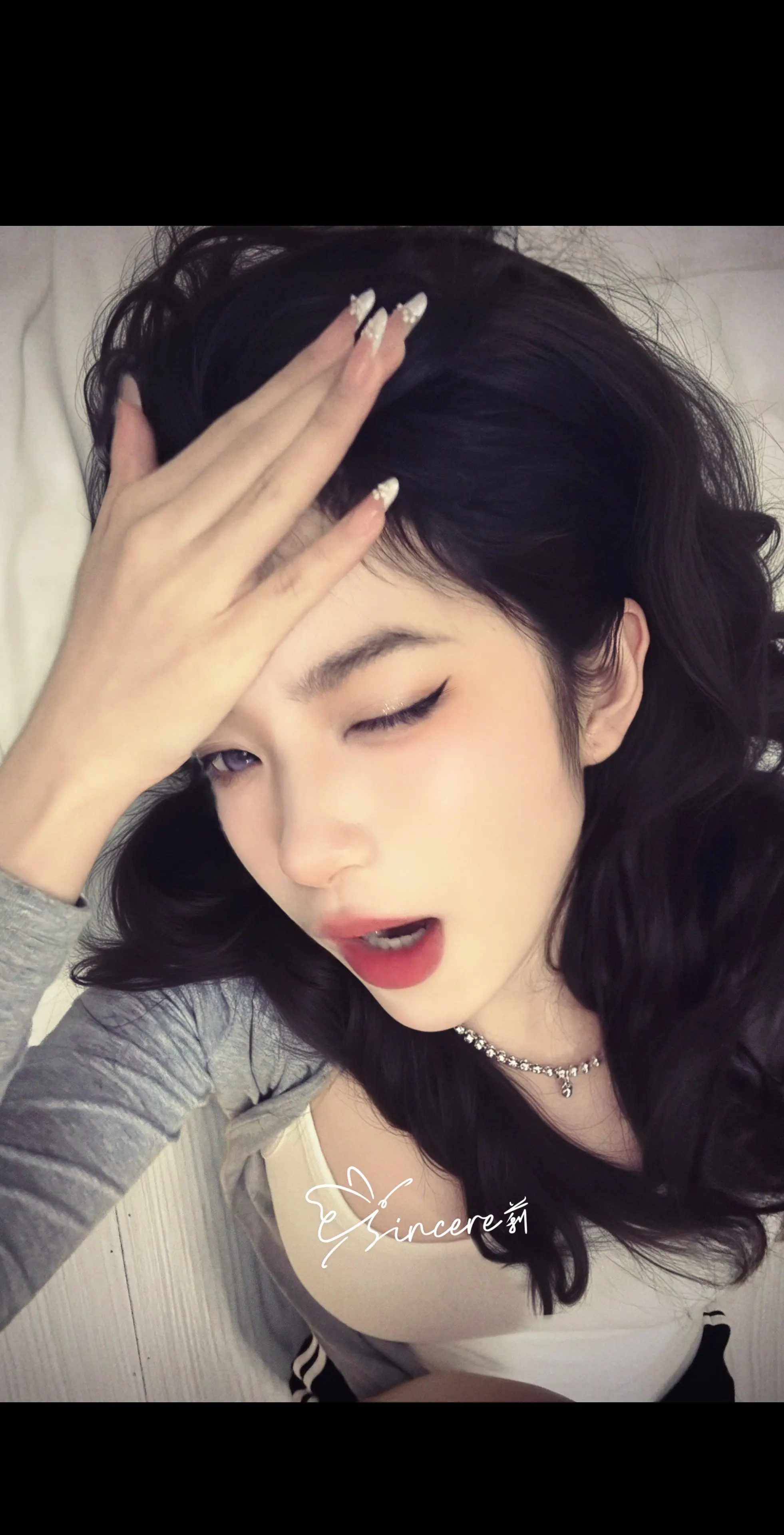 我爱这络绎不绝的无意义的瞬间。