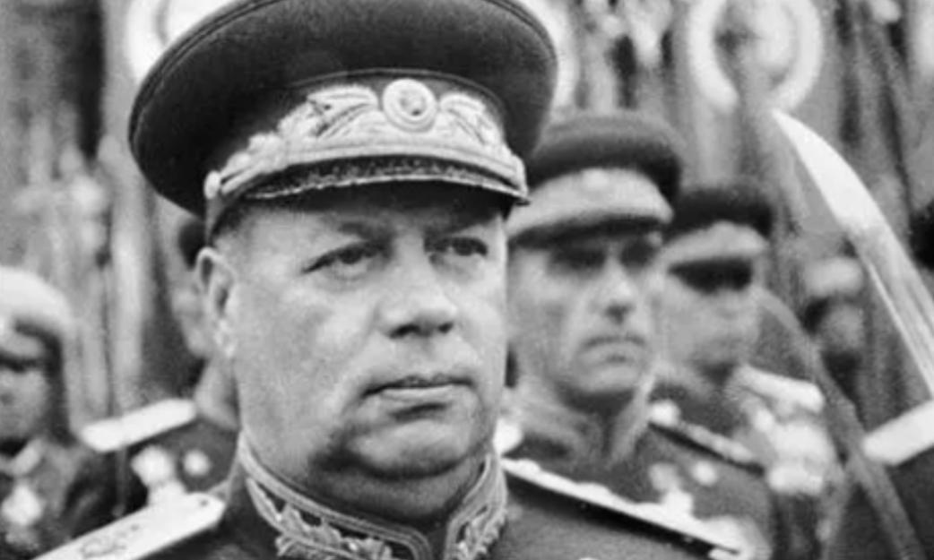 1985年，科舍列夫叛逃美国后在一处别墅内准备上厕所，这时门后潜藏多时的杀手突然