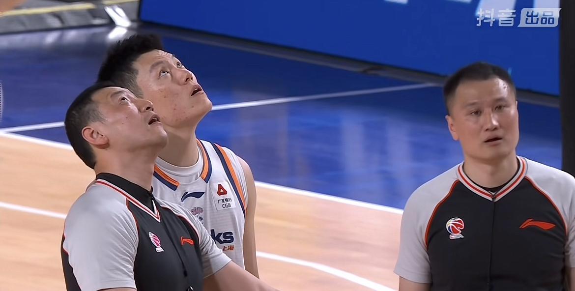 4月17日CBA常规赛新疆主场对阵上海的比赛进行到第二节30:36的时候，由于外