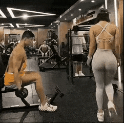帅哥是个正派人。
健身房里，帅哥正在练哑铃，走过来一位身材火辣的美女，恰好在他的