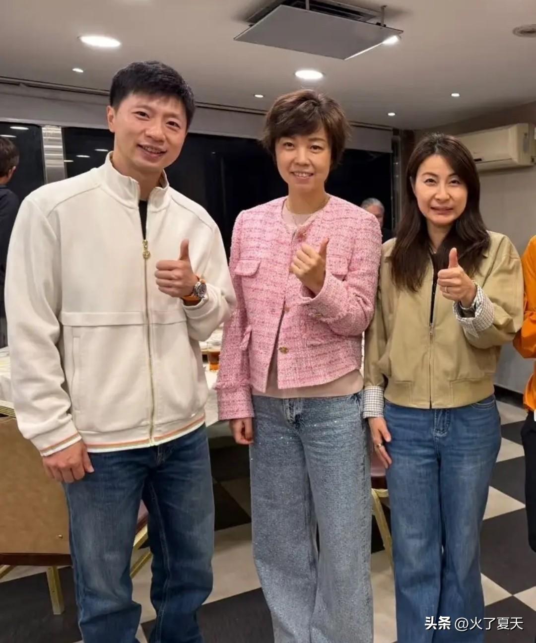 体坛传奇齐聚香江！马龙霍启刚切磋球技笑翻全场，郭晶晶张怡宁同框画面太珍贵。