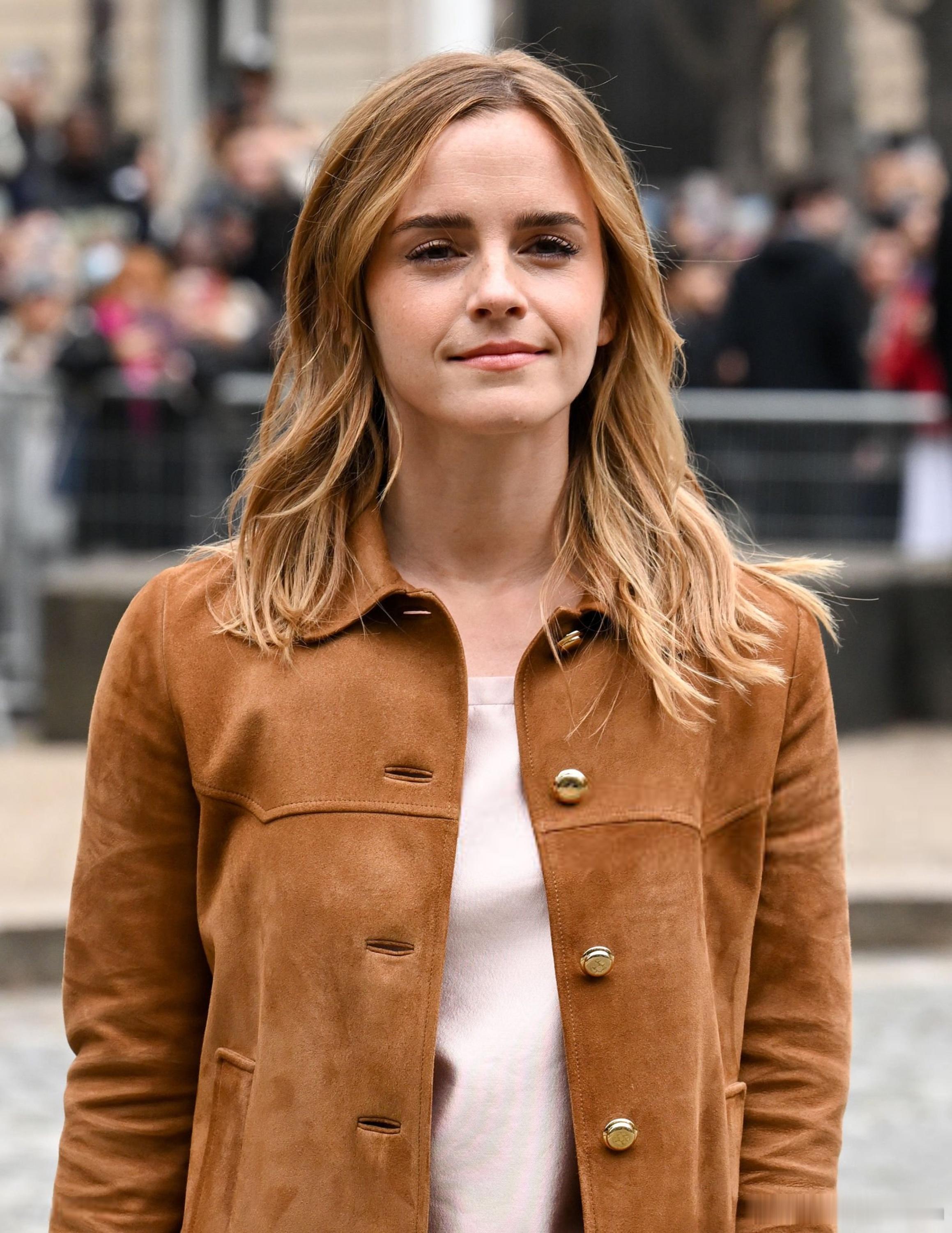 emma watson艾玛沃特森在巴黎时装周期间出席观看Miu Miu品牌的大秀