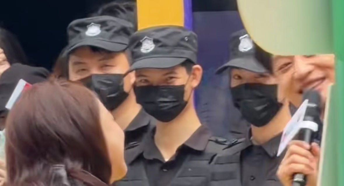 连保安都在嗑王王队想要保安视角的王王队直拍看王男王广同框，俩人是真有默契。身高差