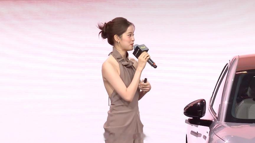 小鹏 MONA 代言人、小鹏 MONA 车主欧阳娜娜也来到发布会现场了。 ​​​