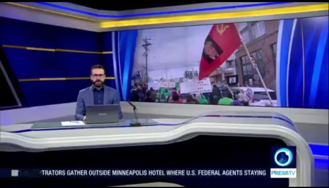 新闻快讯——美国联邦特工射杀一名女子后，明尼阿波利斯市聚集数百名示威者，要求官方