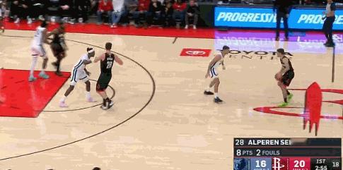 集体失误……辣眼睛
火箭这老毛病啥时候能改啊
仅上半场火箭就出现了9次失误，而且