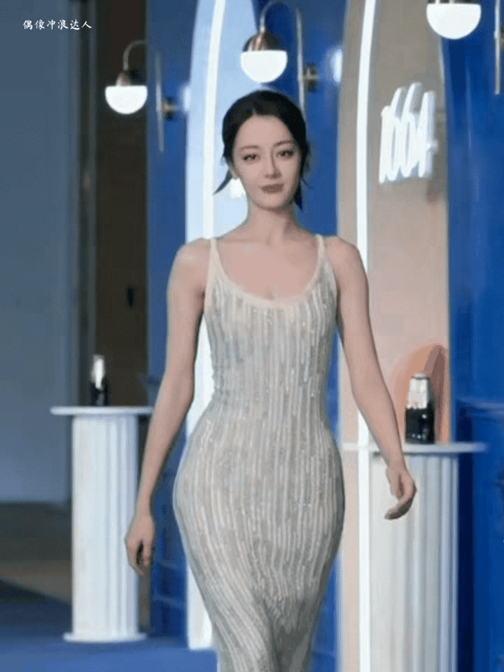 迪丽热巴绝对是所有男人的梦。很多女星很漂亮但是没有太强的x魅力，迪丽热巴就是纯欲