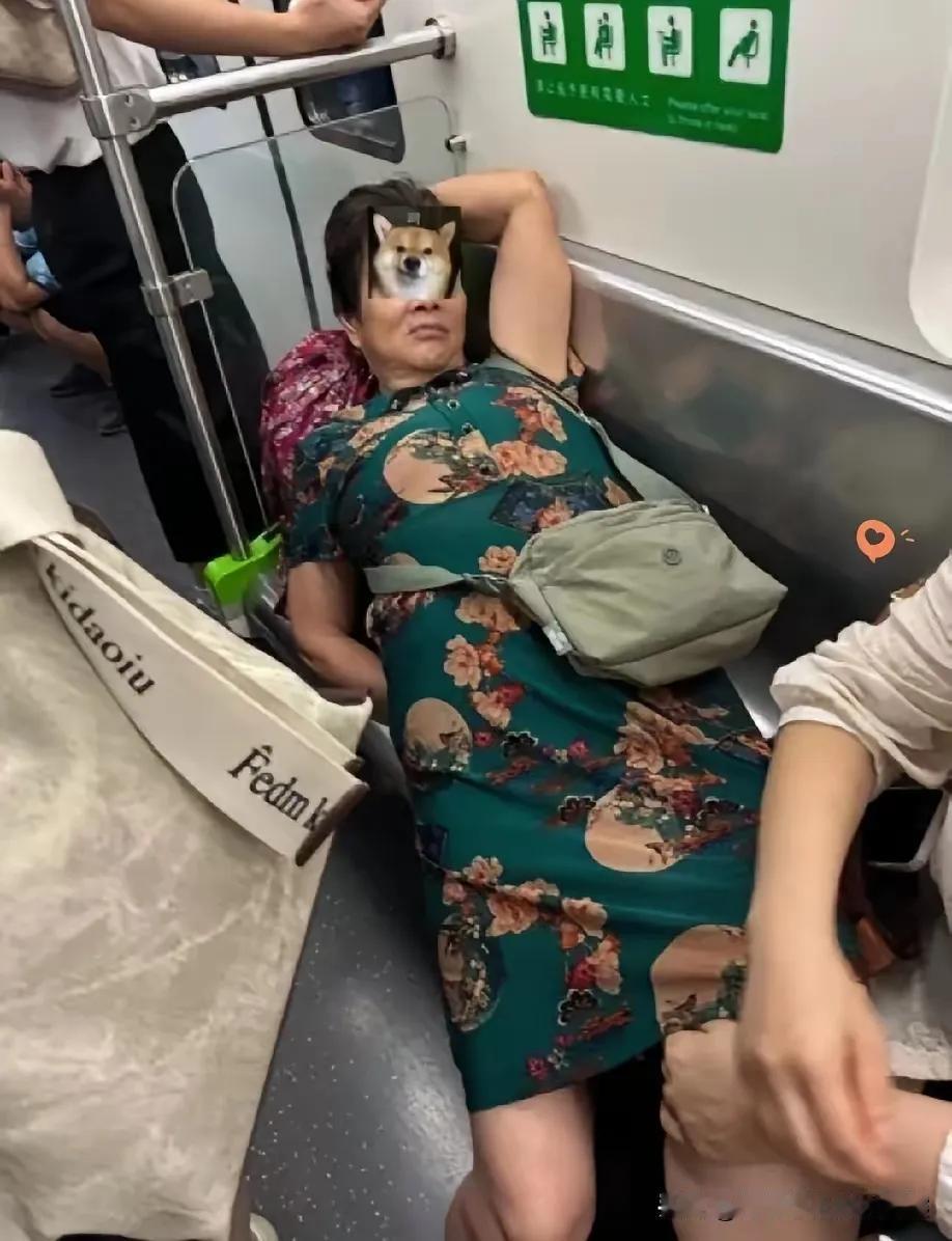 早上乘坐地铁上班的时候，看到一名大妈用袋子放在座位上，整个人躺在地铁的座位上，一
