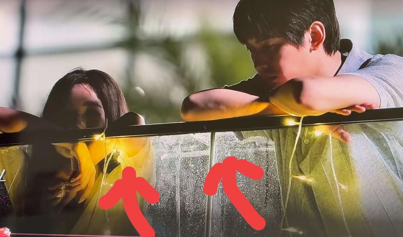 陈丹琪的肢体语言暴露了她的内心。
网友的眼睛真的比显微镜还细。网友评论了陈丹琪和