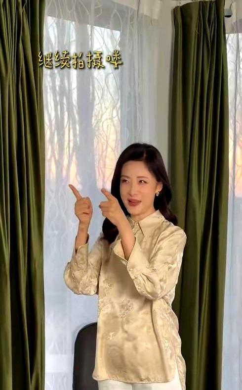 58岁片场狂奔，甩飞马尾震翻替身！周涛歪头一笑，眼神亮得像刚拆封的刀。
 
凌晨