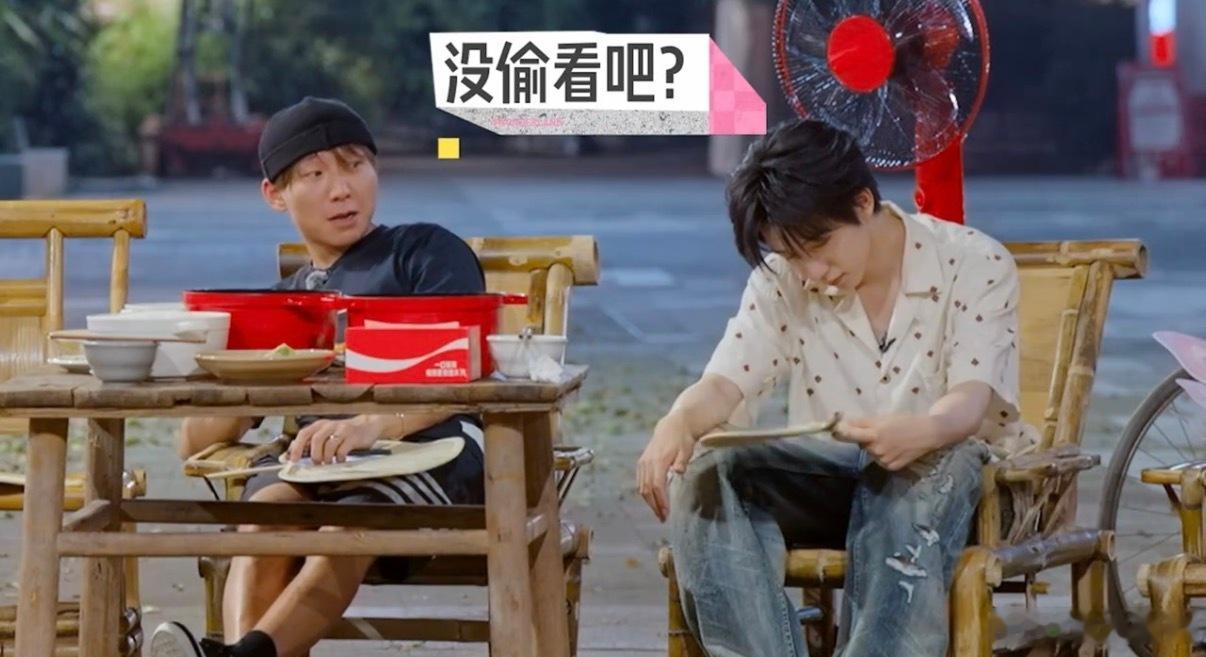 桃花坞全员为贺峻霖庆生 桃花坞给贺峻霖庆生的名场面必须看！先是狼人杀铺垫，突然蛋