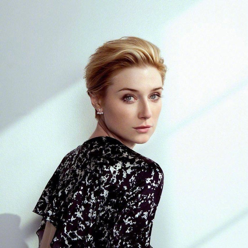 elizabethdebicki[超话]  《夜班经理》宣传期的短发高妹[求关注