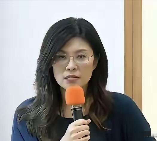 她名义上是国民党主席，实际上就是个媒体人=郑大嘴=郑大胆=郑大炮。
​她胆子有多