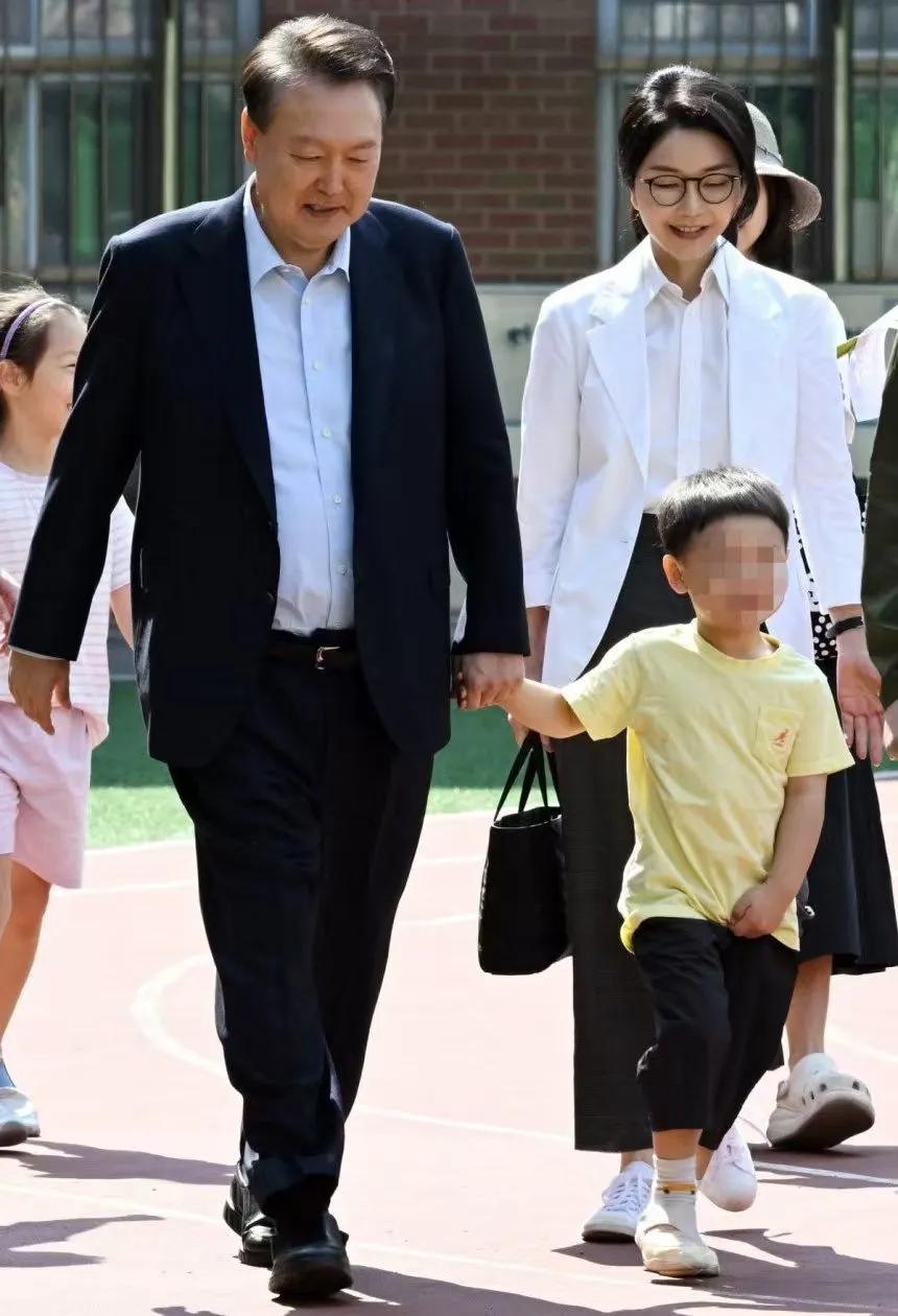 这个画面很特别
尹锡悦和金建希没孩子，两人公开露面却带着一个男孩去投票现场，仿佛
