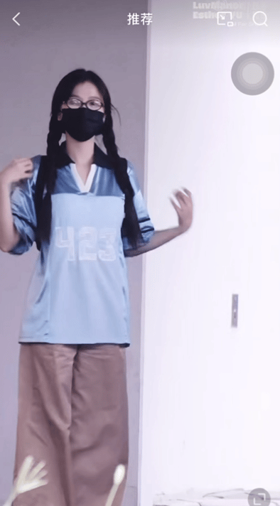 虞书欣上海到达还展示了小熊背包（臭屁小女孩） ​​​