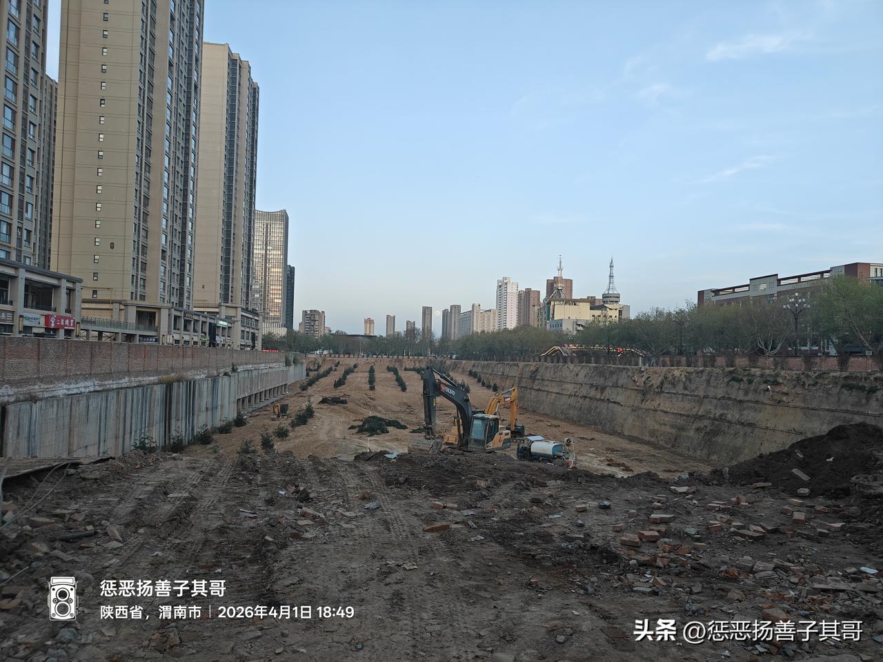 渭南 渭南本地事 稀奇稀奇真稀奇，高楼地基坑里种上了树。今日路过渭南临渭区宏帆广