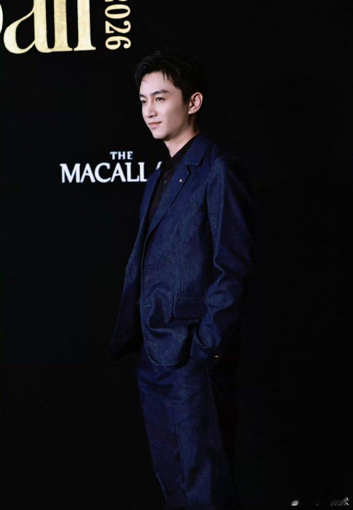 陈晓确实很绝，不靠妆造不靠氛围就是硬帅。 ​​​