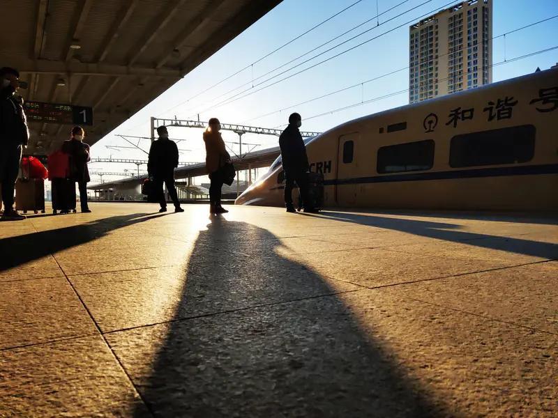 1月16日，坐高铁不用自己扛行李了！多地铁路部门推出“轻装行”试点服务，收费68