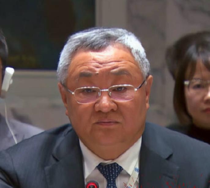 [浮云]特朗普三张牌全废了，美国老百姓先扛不住了。
美国这回是真踢到铁板了中国驻