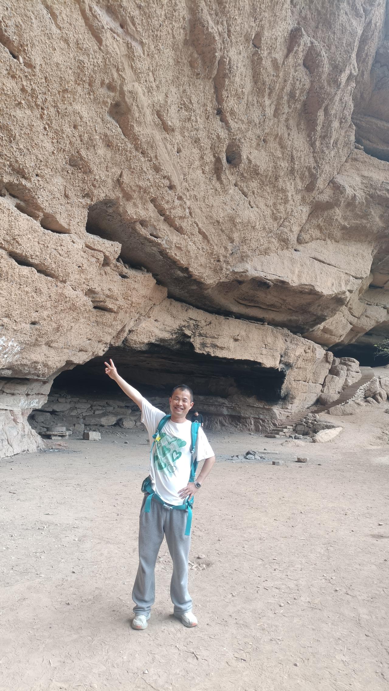 今天来到宜昌张仙洞，这里太危险，沿着悬崖走，真想不通张三丰以前为什么选这个地方修