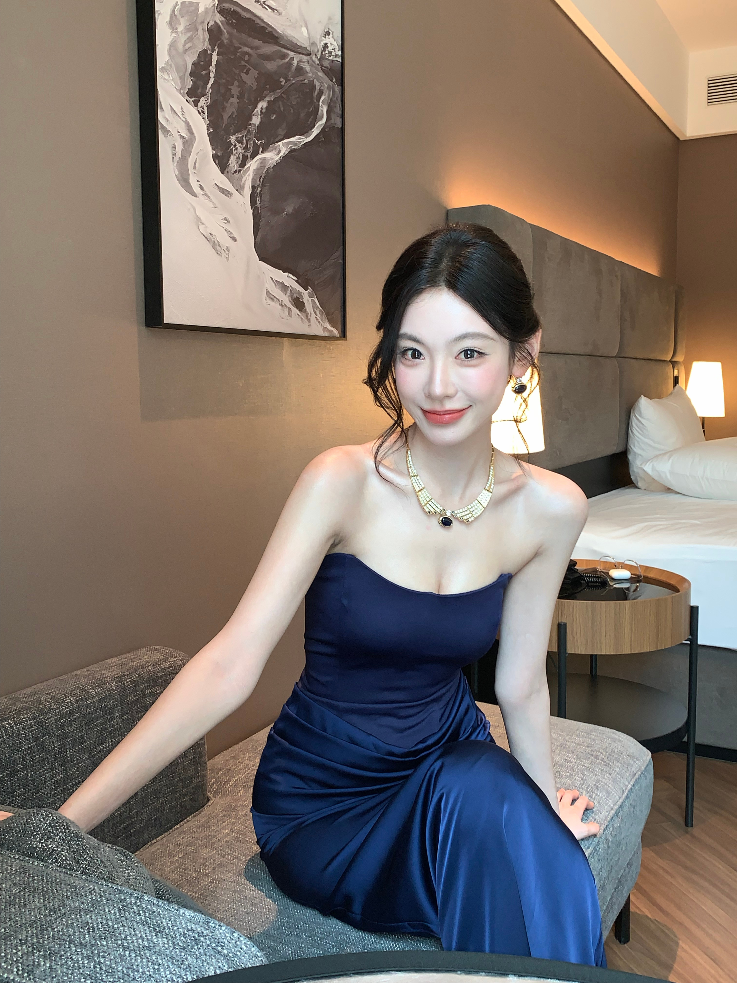 我宣布 藏蓝色是最显白滴颜色！王新迪雅诗兰黛