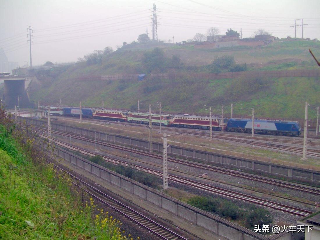 2012年2月，重庆机务段重庆北折返所，六台电力机车连挂在一起进行调车转线作业。