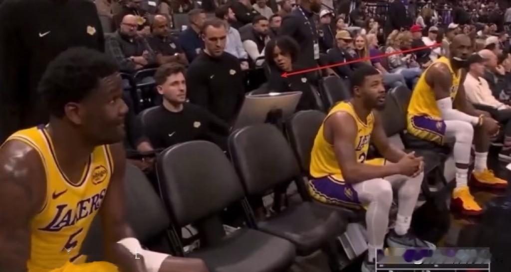 湖人爆冷不敌弱旅国王，镜头捕捉到现场奇怪一面，詹姆斯怒瞪艾顿！这是怪艾顿CBA吗