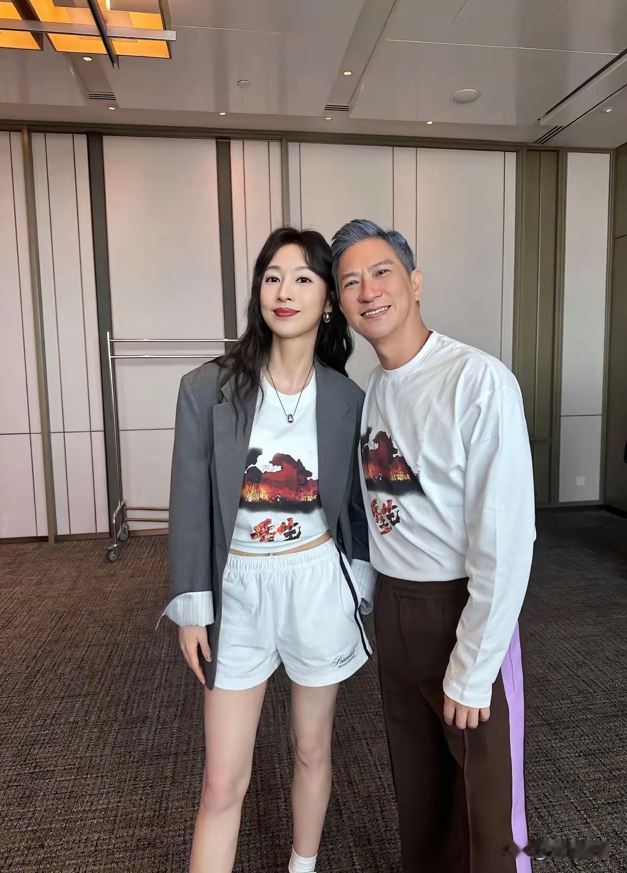 张家辉我认识，旁边美女是谁？