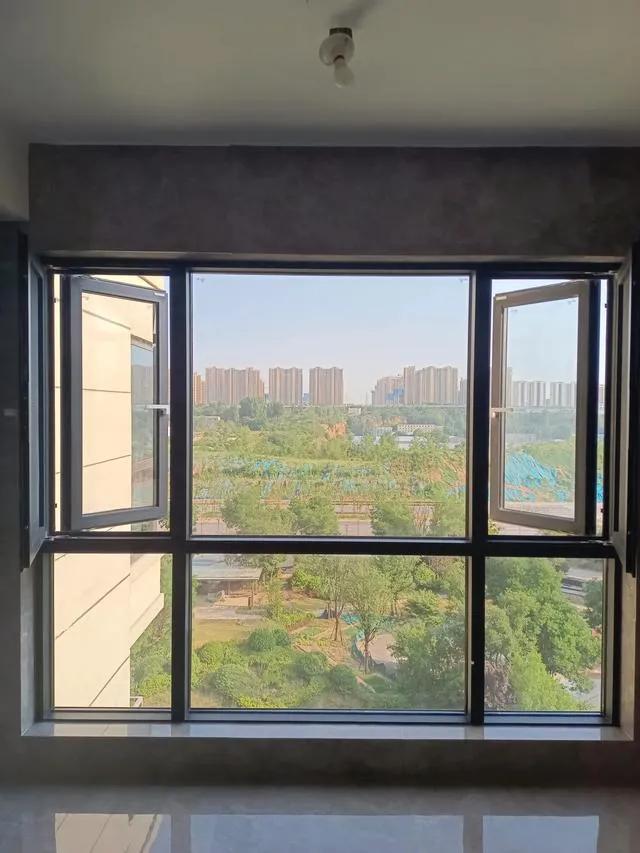 和男朋友约会回来时，男朋友说：“请我上去坐一会呗！”我娇羞地说：“只能坐一会儿，