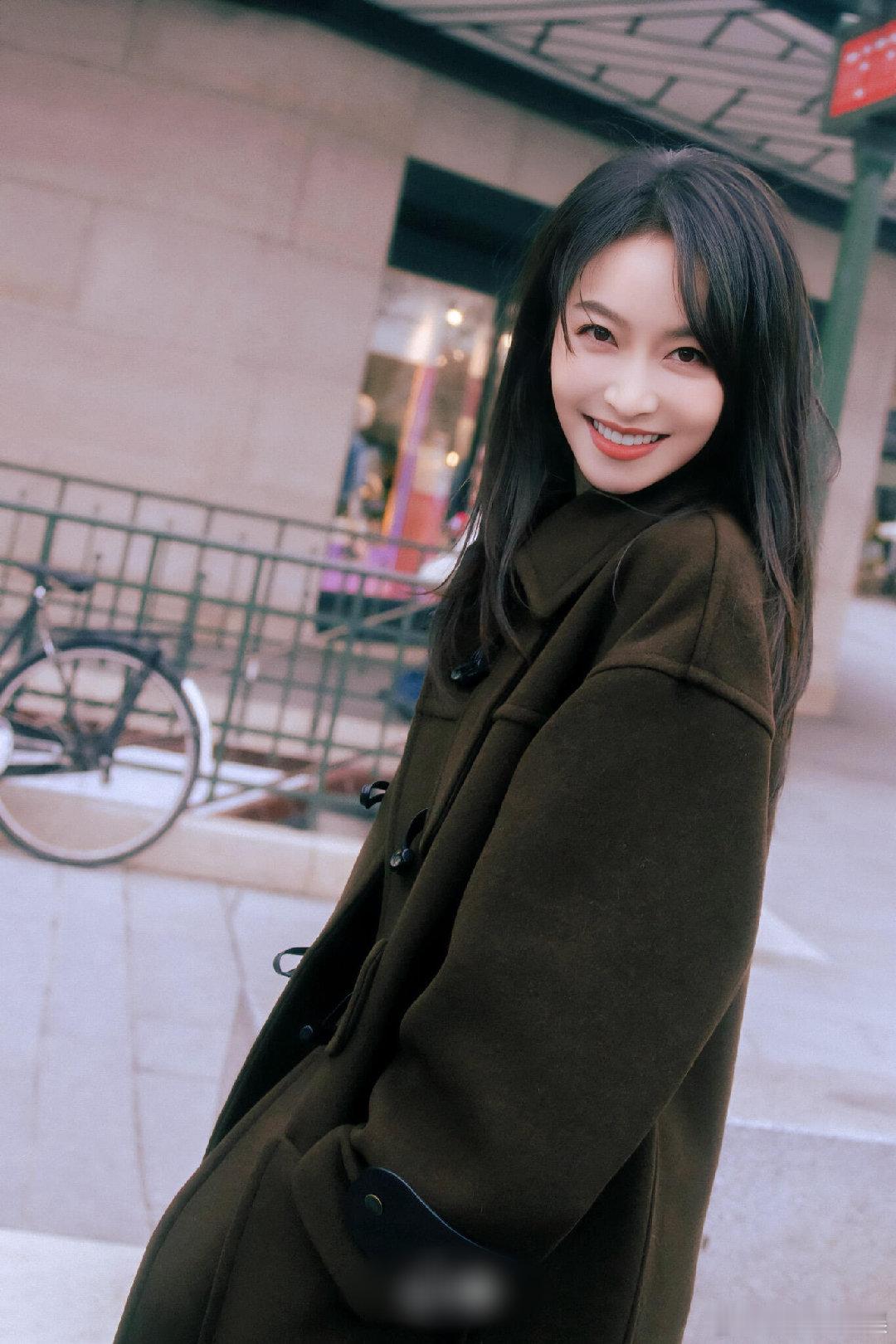 不知道的以为宋茜又有职场剧上新了 茜姐穿麻袋都高级！女高管造型线条感顶，走路带风