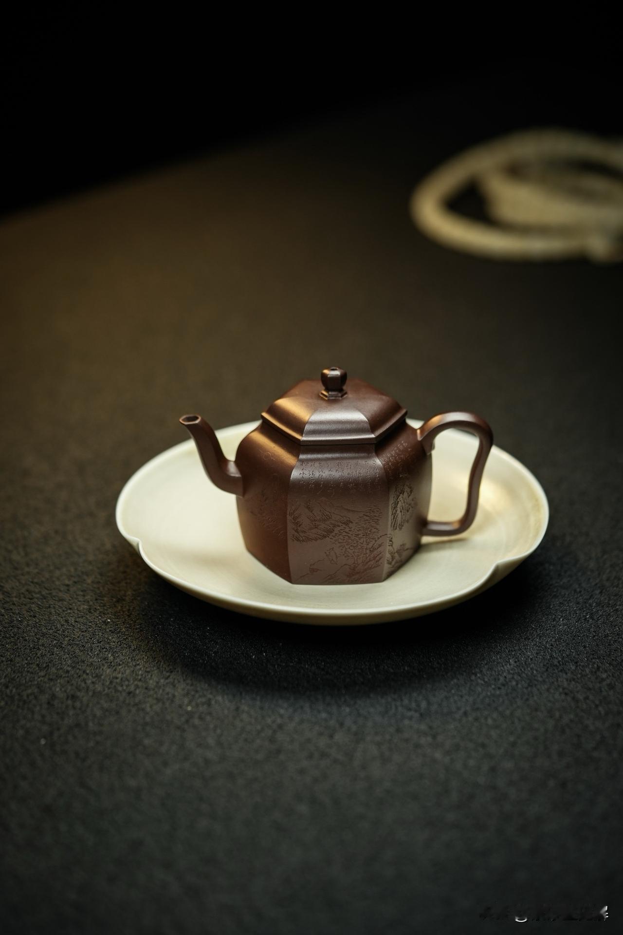 “凉毛巾”常擦身
在续水、倒茶或换茶叶等品茶的种种准备之际，用冷水浸过的洁净茶巾