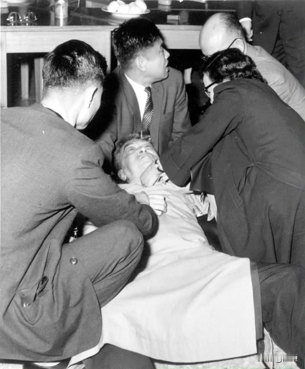 1962年2月24日，台北南港中央研究院，一场院士闭幕酒会正在举行。71岁的胡适