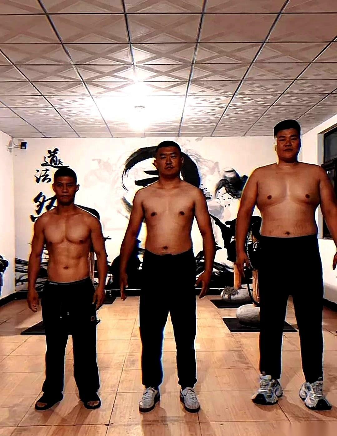 他把他最心爱的鸽子，亲手给炖了。
汤，是盛给他徒弟的。就因为徒弟打比赛输了，他心