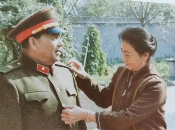 1984年阅兵时，秦基伟作为总指挥，秦夫人为他认真整理军装，眼里含泪、充满自豪，