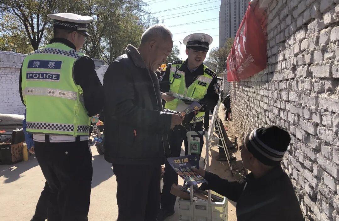“警”跟乡村大集，摆摊吆喝送“平安”

为深入推进“文明交通助推乡村振兴”工程，