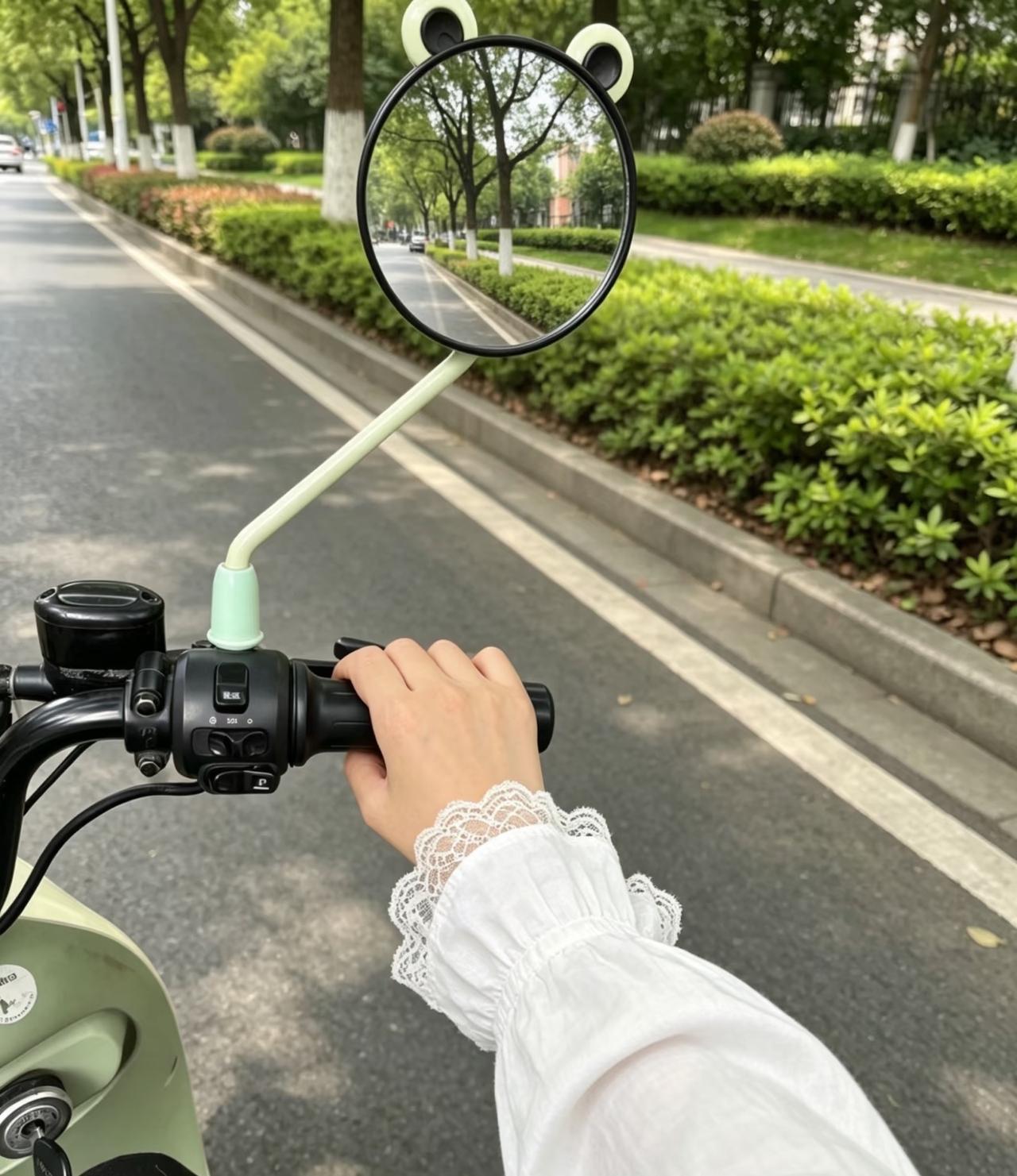 早上我开着电动车送娃去上学，娃看着同学是坐小车来的，娃就问了我一个问题。

“妈