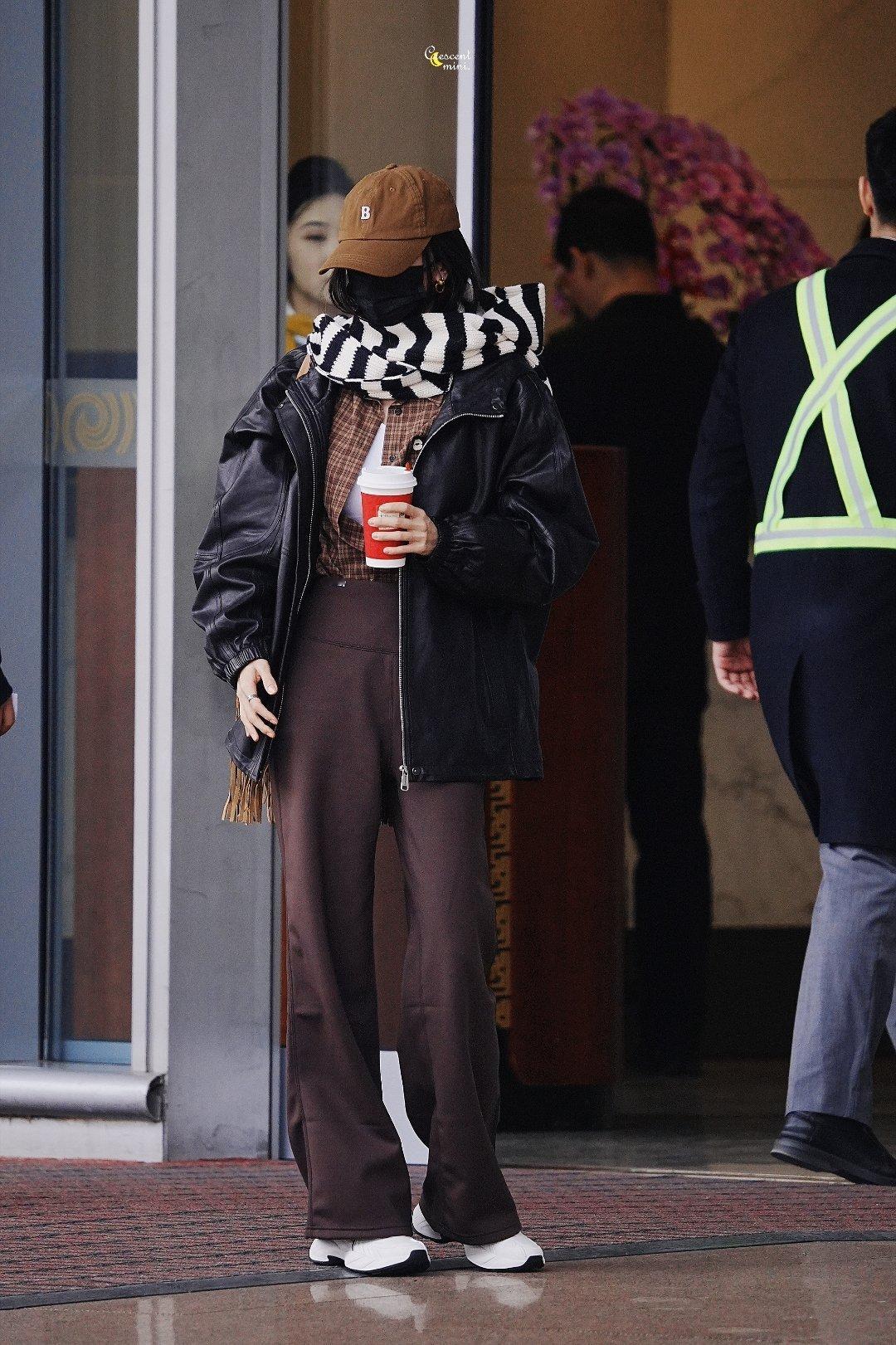 杨幂围围巾的方式真是 朴实无华 哈哈哈 