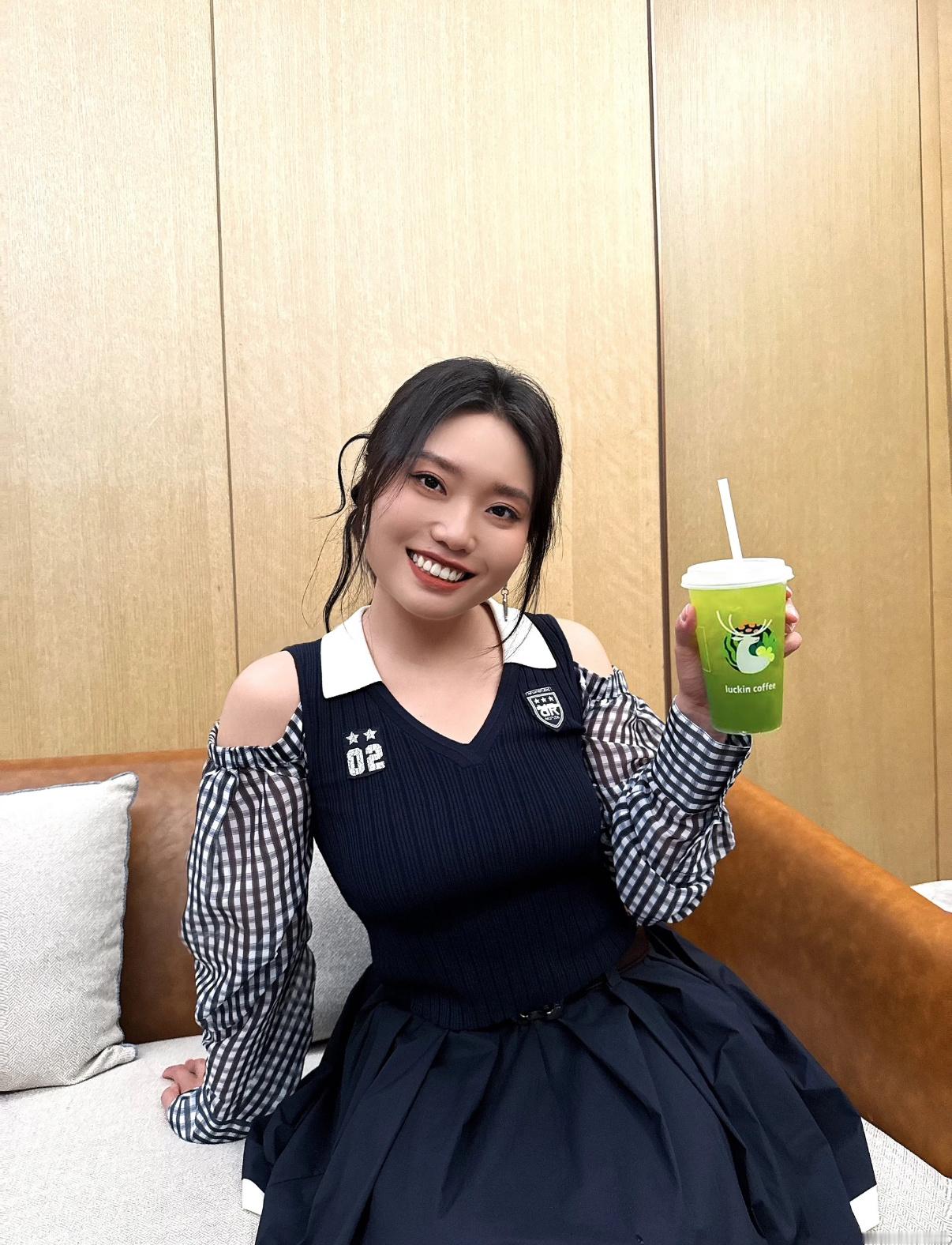 李雪琴 没有一顿饭是白饿的李雪琴、杨天真，瘦了之后面相感觉也变了。 ​​​