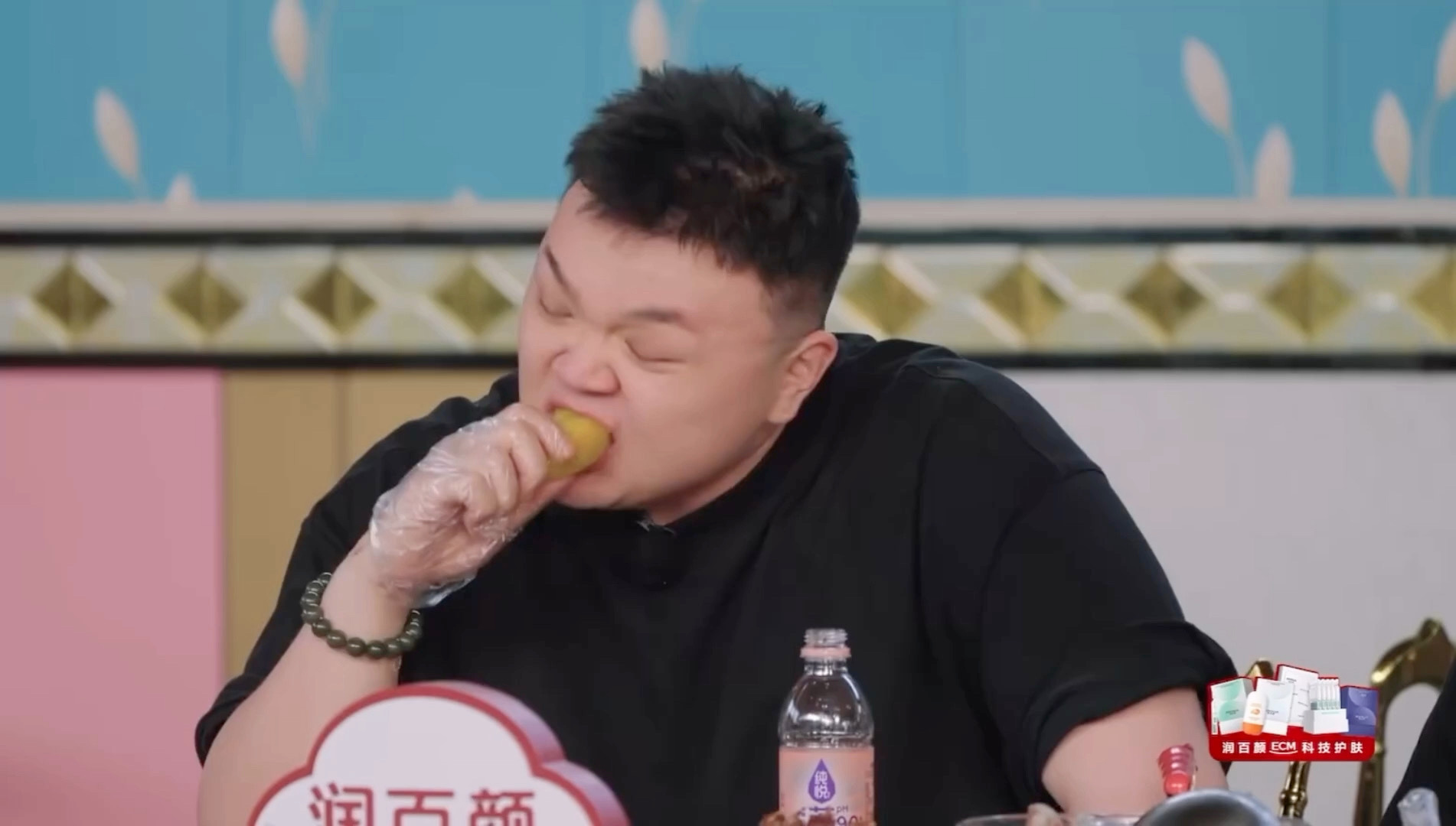 艾福杰尼给李昊安利新疆黄萝卜种地吧种地吧美食环节太欢乐！艾福杰尼在线带货黄萝卜，
