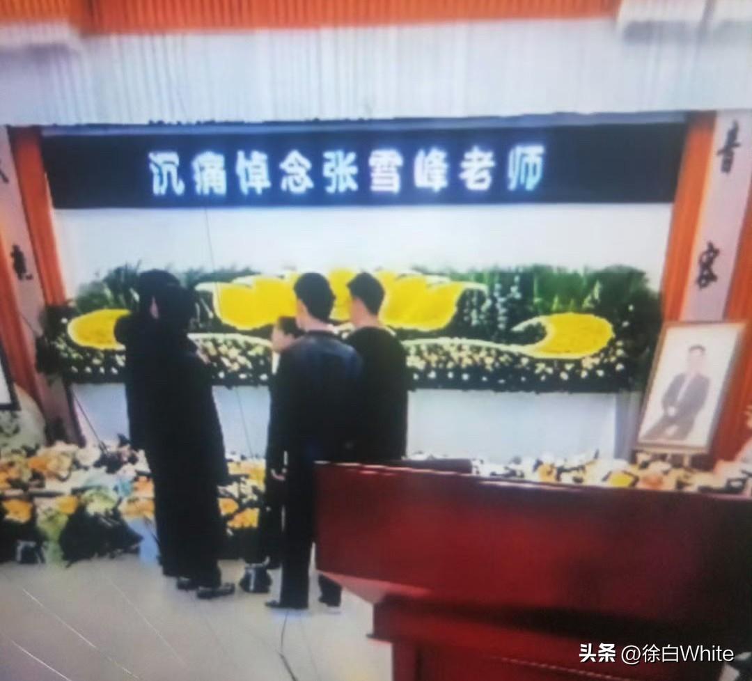 3月28日，张雪峰追悼会开始了！
大家从四面八方披星戴月而来，凌晨五六点，天还没