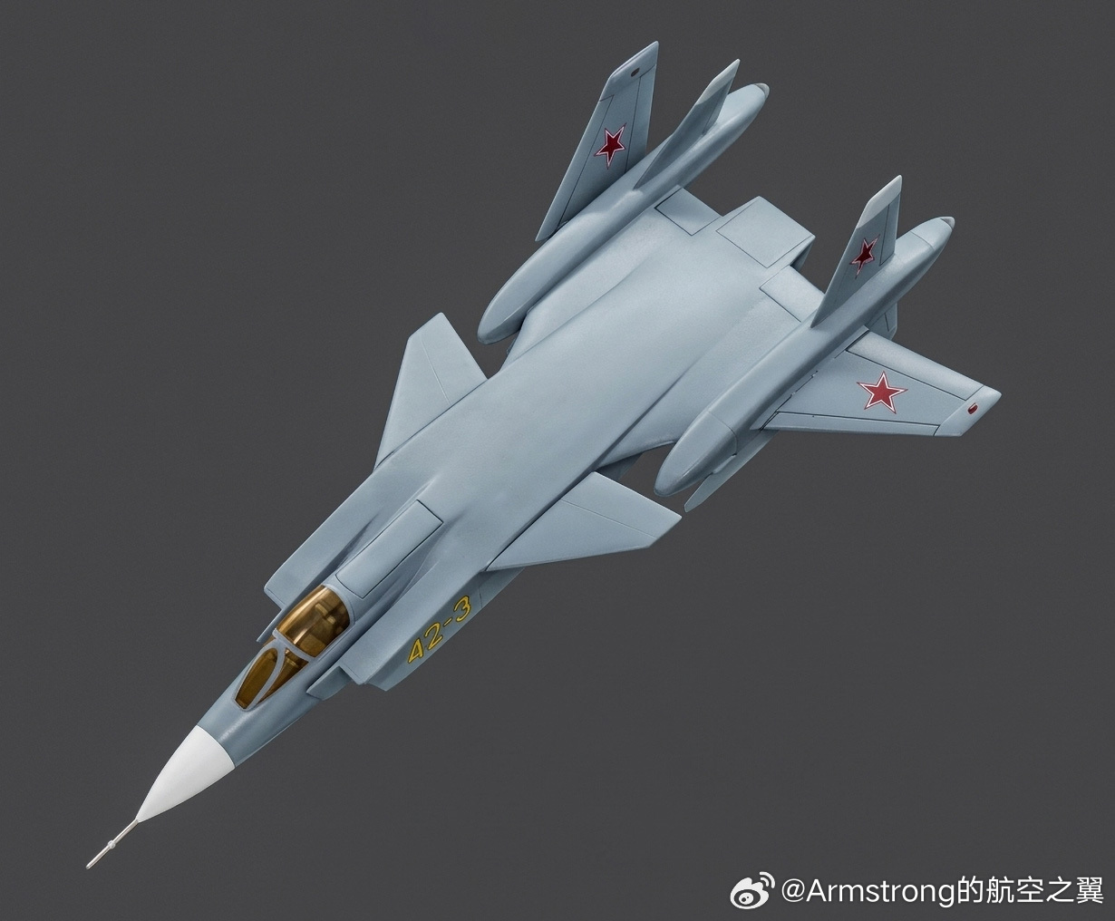 烽火问鼎计划 每天认识一件新兵器 雅克设计局三型舰载短垂战斗机概念。最左侧的是似