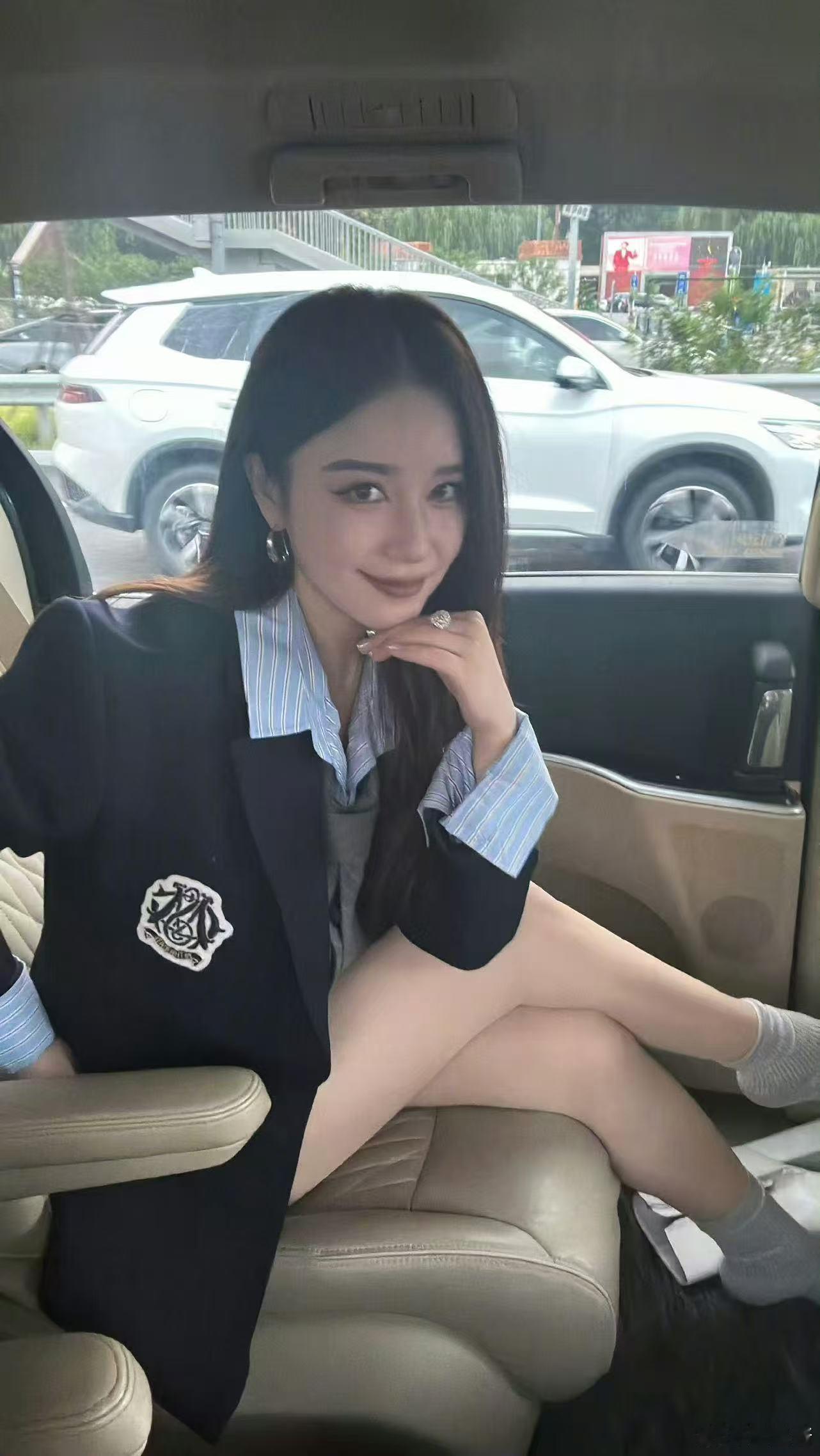 阚清子最新证件照状态阚清子瘦下来美成这样 证件照界的顶配来了！蓝色系穿搭干净又温