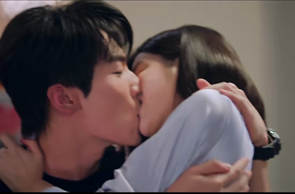 陈妍希周柯宇坐腿吻 这个亲绝对是真的了，不是借位。亲的这么火热，双方都红温了，真