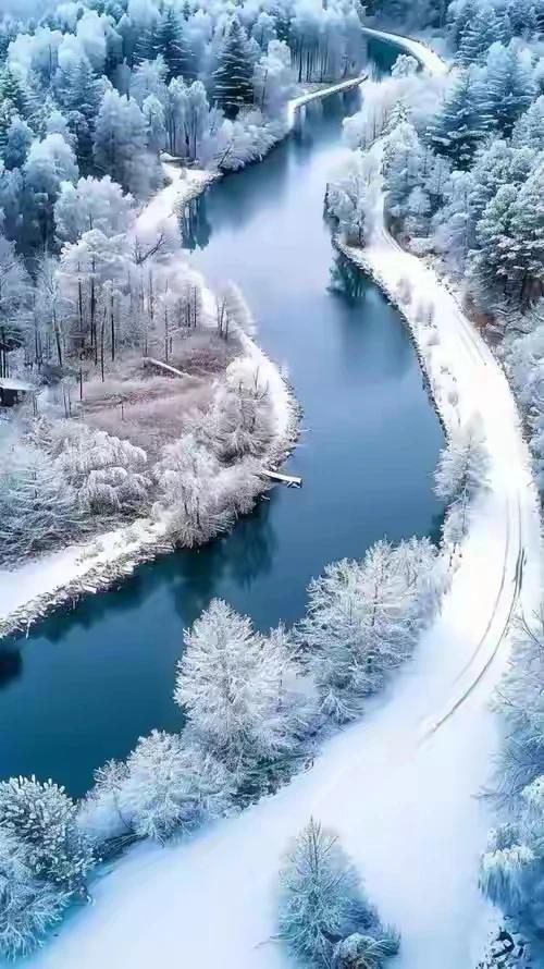 上联：山川入画不须墨
下联：碧水吟诗岂用笔