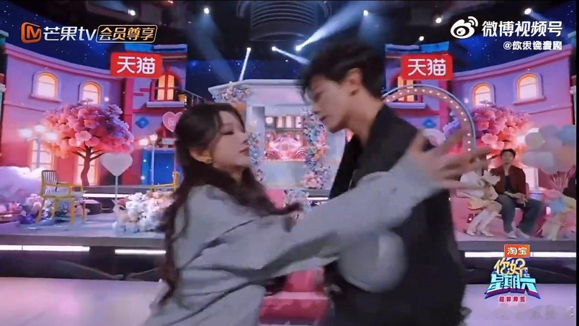 孔雪儿邓凯好六借位吻孔雪儿邓凯好六开场舞有借位吻孔雪儿邓凯同框跳舞甜度超标，借位