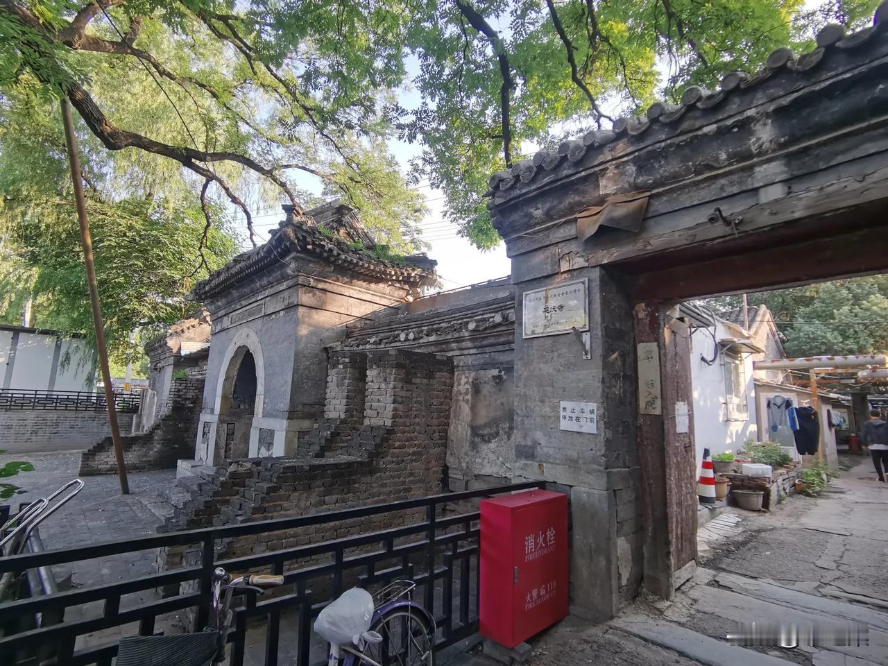 住在中关村这家连锁酒店，早晨活动一个小时，居然见到三处有名的景点，其中一处还是世