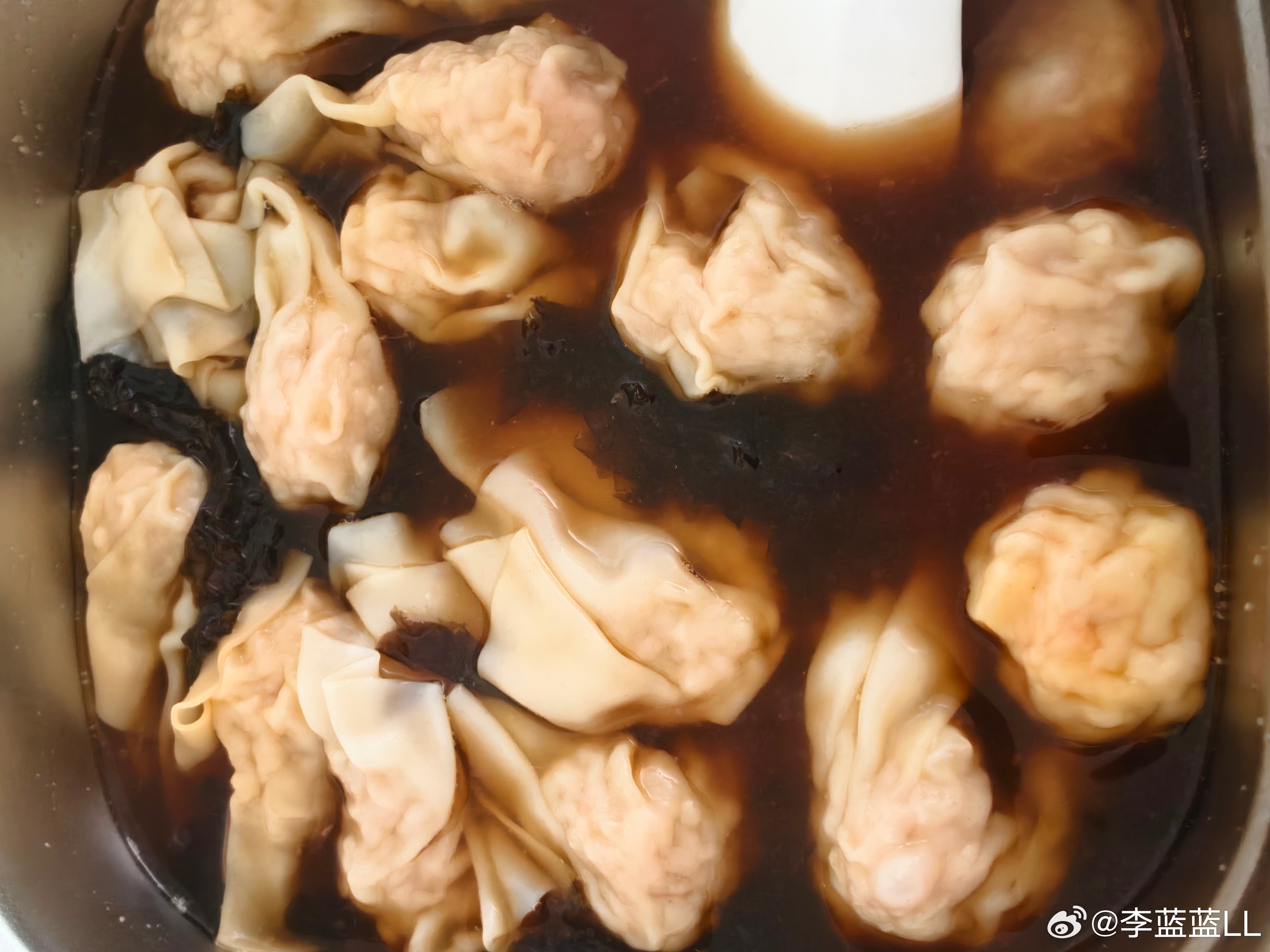 今天不知道怎么的头有点晕乎乎的。没力气做饭。某人第一次给我煮了一碗馄饨！我还纳闷