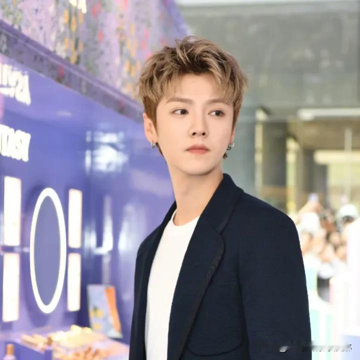 #鹿晗乱丢烟头#
明星们能不能讲点素质，印象里有无数个明星抽烟、吐痰甚至随地大小