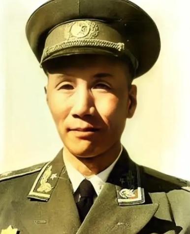1941年，国军团长准备投奔新四军，谁知夜里却被暗杀，被捅了3刀，却没死，杀手走