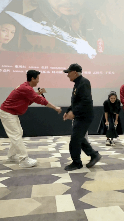吴京袁和平老实人豁出去了镖人路演氛围也太欢乐了俩人同框互动欢乐值拉满整个场 
